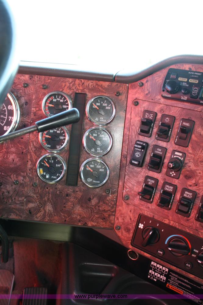 image for item 5025 2000 International 9400i semi truck