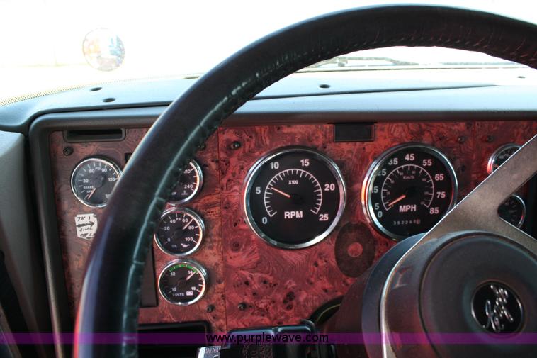 image for item 5025 2000 International 9400i semi truck