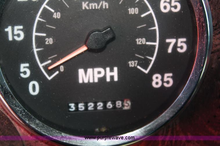 image for item 5025 2000 International 9400i semi truck