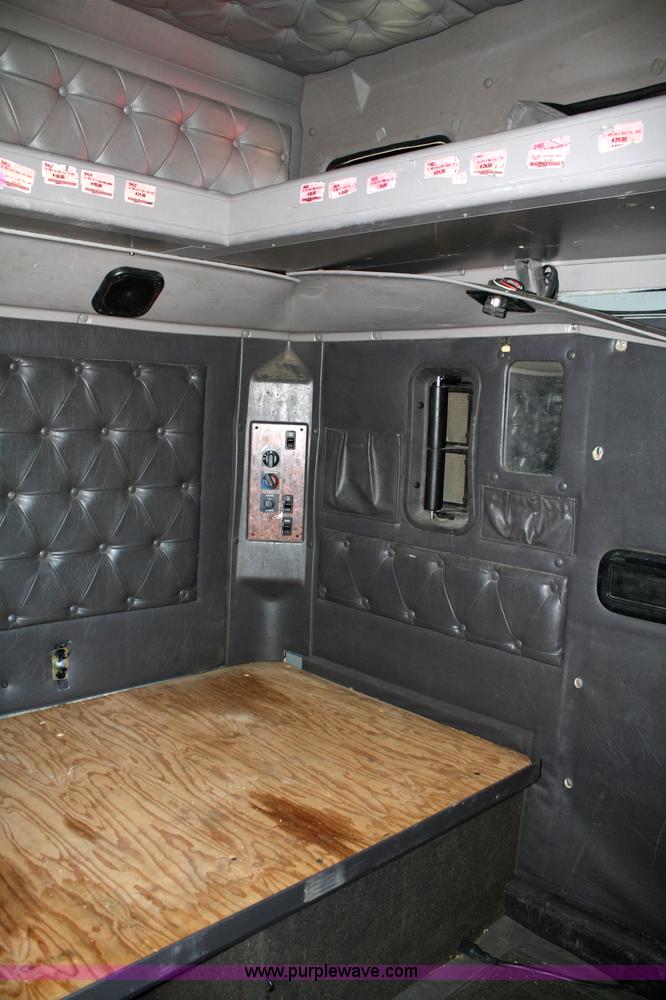 image for item 5025 2000 International 9400i semi truck