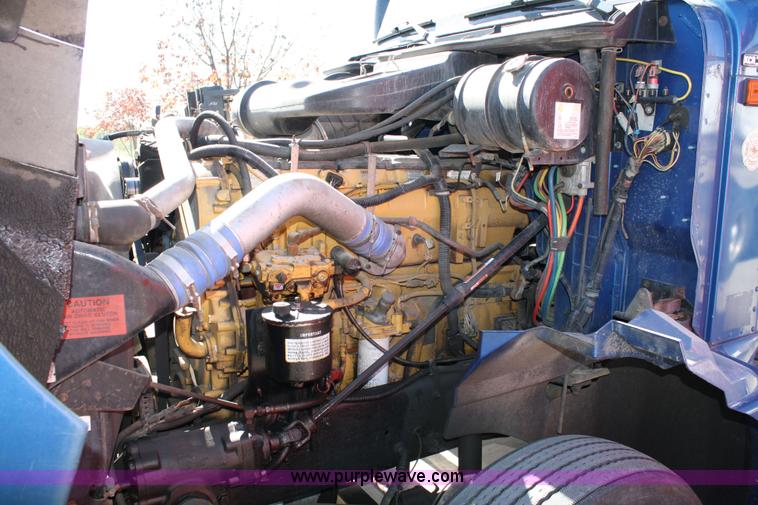 image for item 5025 2000 International 9400i semi truck