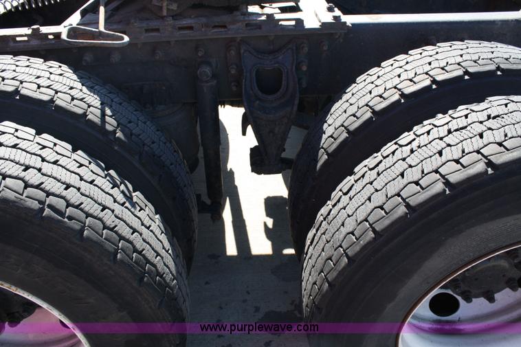 image for item 5025 2000 International 9400i semi truck