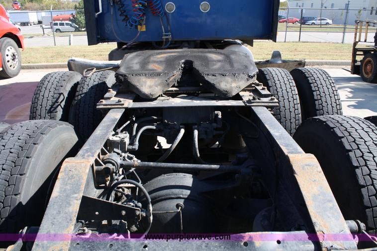 image for item 5025 2000 International 9400i semi truck