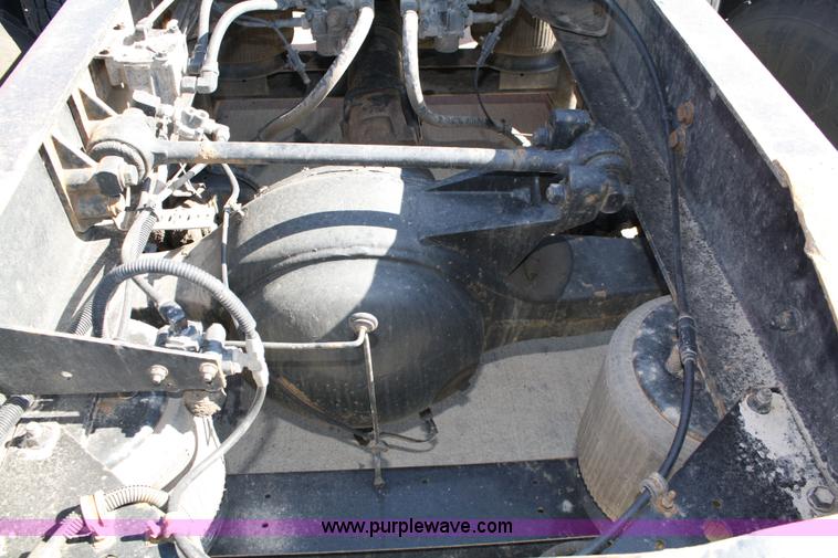 image for item 5025 2000 International 9400i semi truck