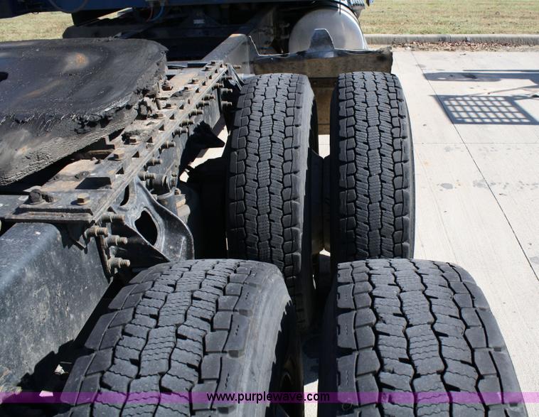 image for item 5025 2000 International 9400i semi truck