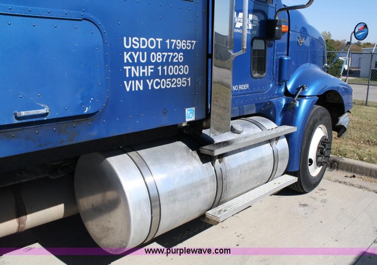 image for item 5025 2000 International 9400i semi truck