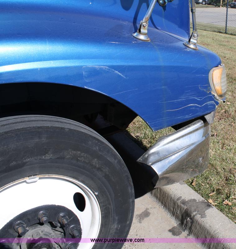 image for item 5025 2000 International 9400i semi truck