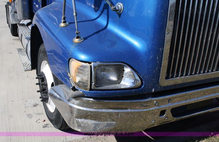 image for item 5025 2000 International 9400i semi truck