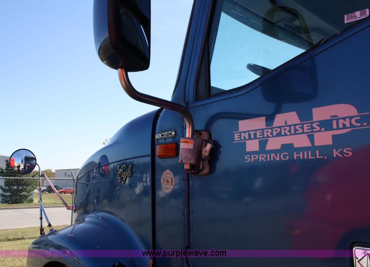 image for item 5025 2000 International 9400i semi truck