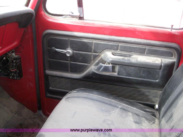 image for item 3081 1975 Ford F600 fire truck