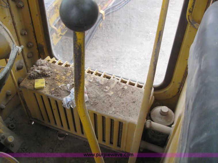 image for item 3083 1967 Caterpillar 120 motor grader with boomer elevator