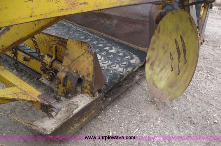 image for item 3083 1967 Caterpillar 120 motor grader with boomer elevator