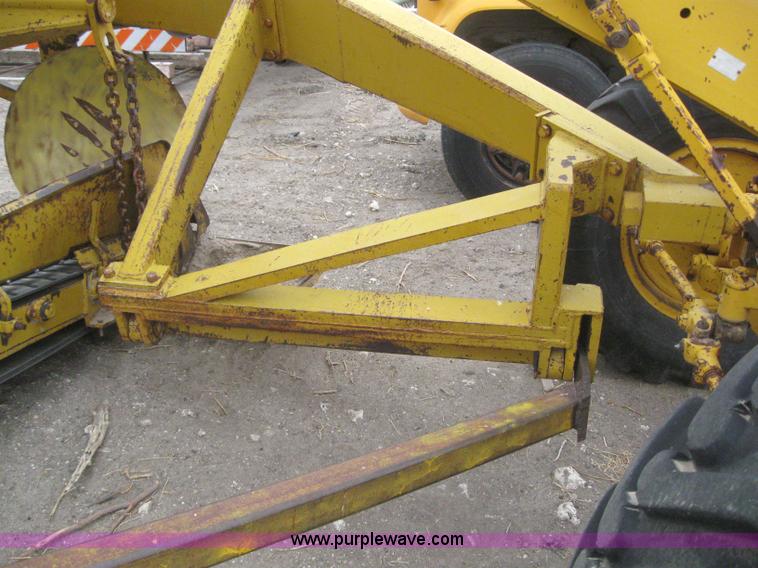 image for item 3083 1967 Caterpillar 120 motor grader with boomer elevator