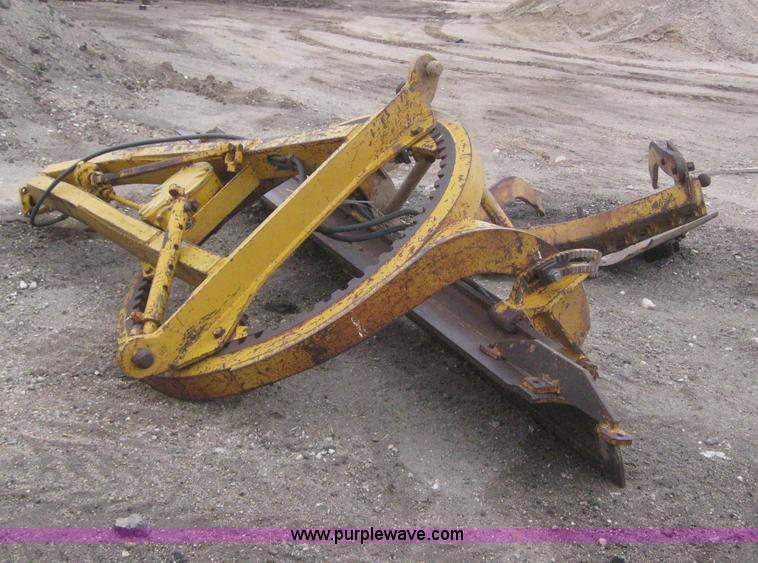 image for item 3083 1967 Caterpillar 120 motor grader with boomer elevator