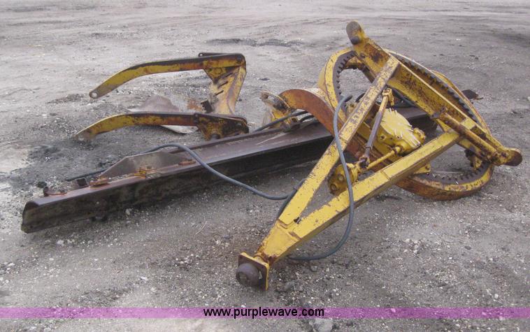 image for item 3083 1967 Caterpillar 120 motor grader with boomer elevator