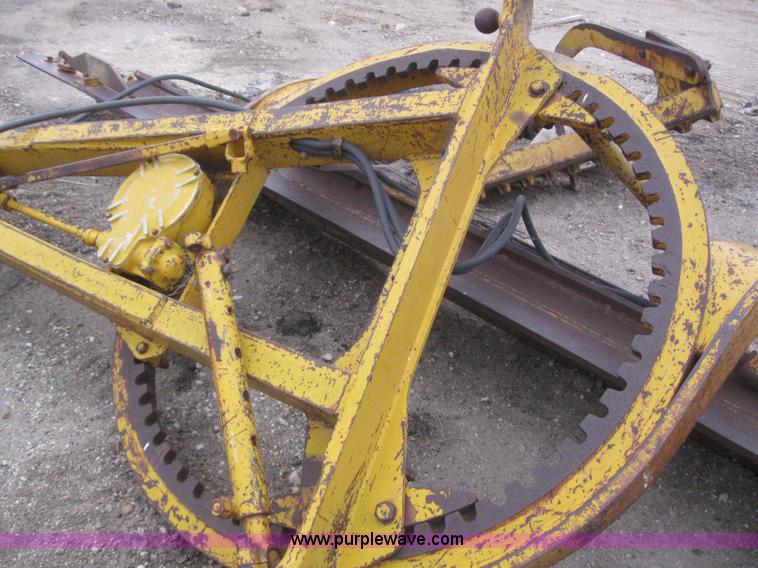 image for item 3083 1967 Caterpillar 120 motor grader with boomer elevator