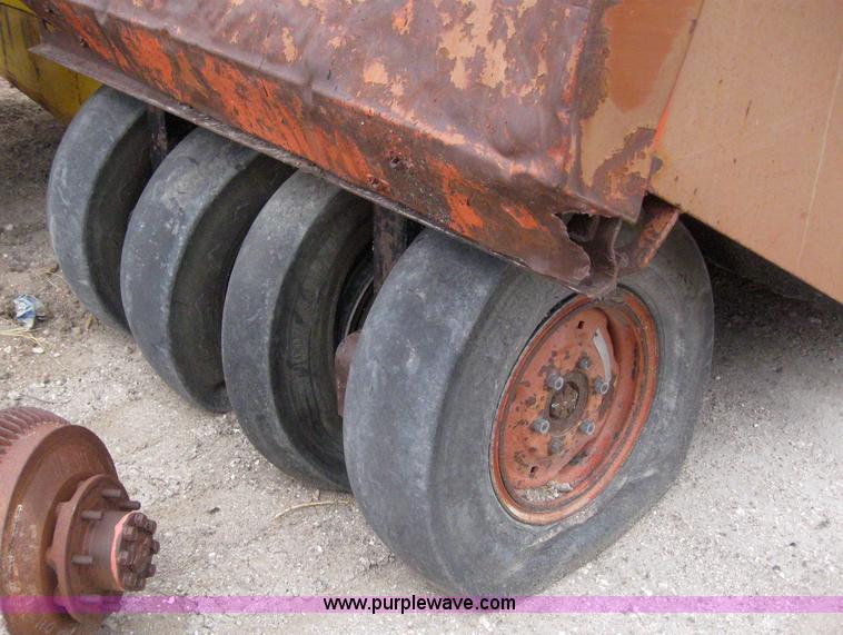 image for item 3084 1982 Bros SP-2800 roller packer