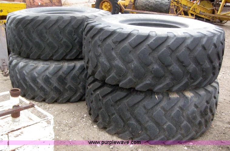 image for item 3086 (4) 23.5R25 loader tires