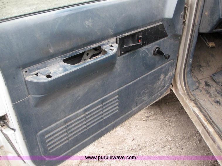 image for item 3090 1989 Chevrolet K3500 pickup truck