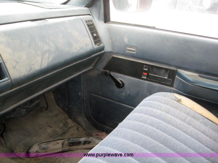 image for item 3090 1989 Chevrolet K3500 pickup truck