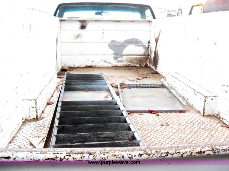 image for item 3091 1992 Chevrolet C3500 pickup truck