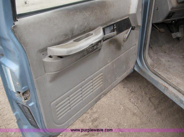 image for item 3092 1992 Chevrolet C2500 pickup truck