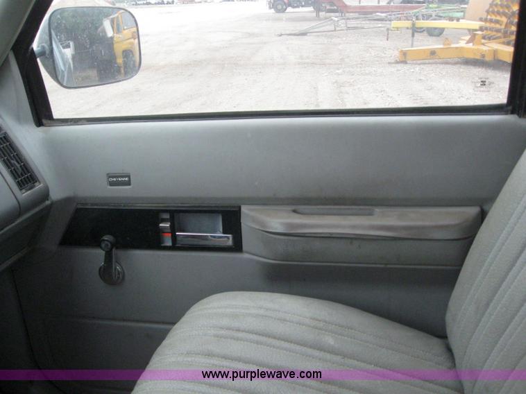 image for item 3092 1992 Chevrolet C2500 pickup truck