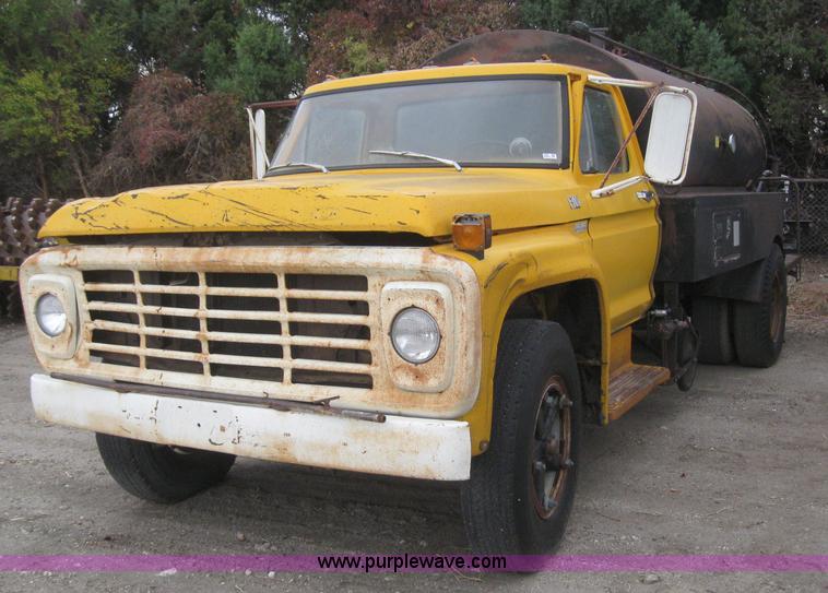 image for item 3093 1973 Ford F700 black topper truck