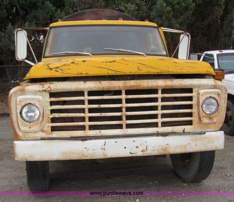 image for item 3093 1973 Ford F700 black topper truck