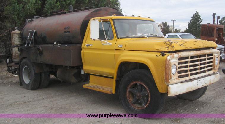 image for item 3093 1973 Ford F700 black topper truck