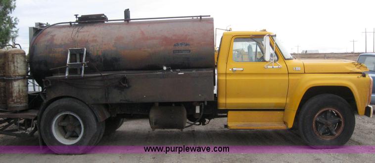 image for item 3093 1973 Ford F700 black topper truck