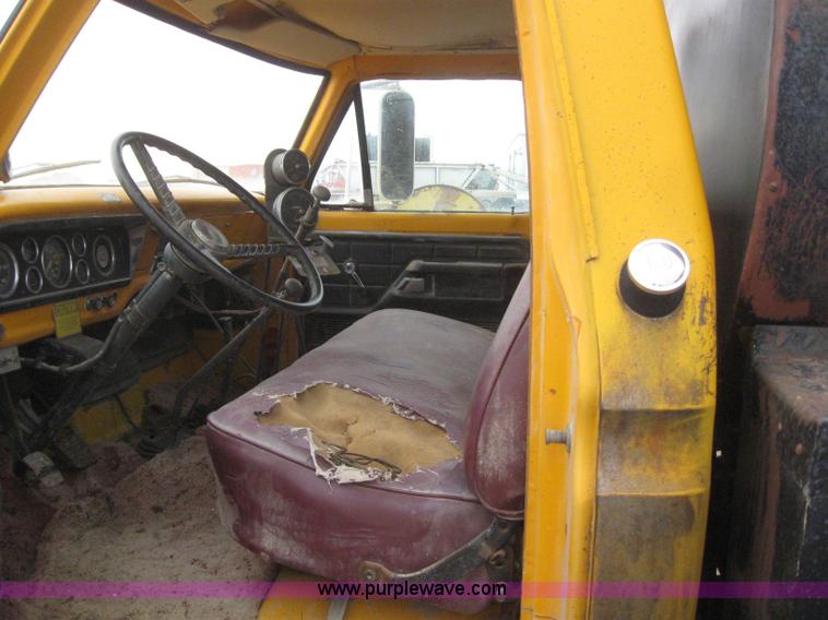 image for item 3093 1973 Ford F700 black topper truck