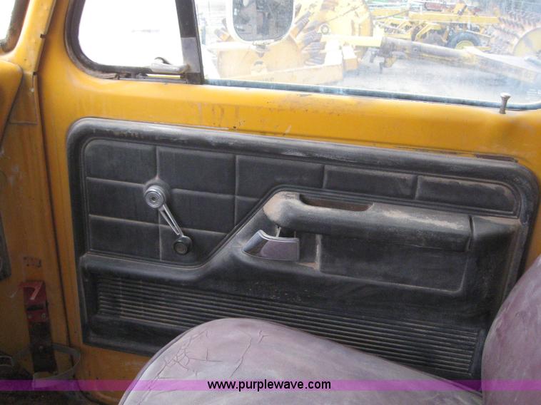 image for item 3093 1973 Ford F700 black topper truck