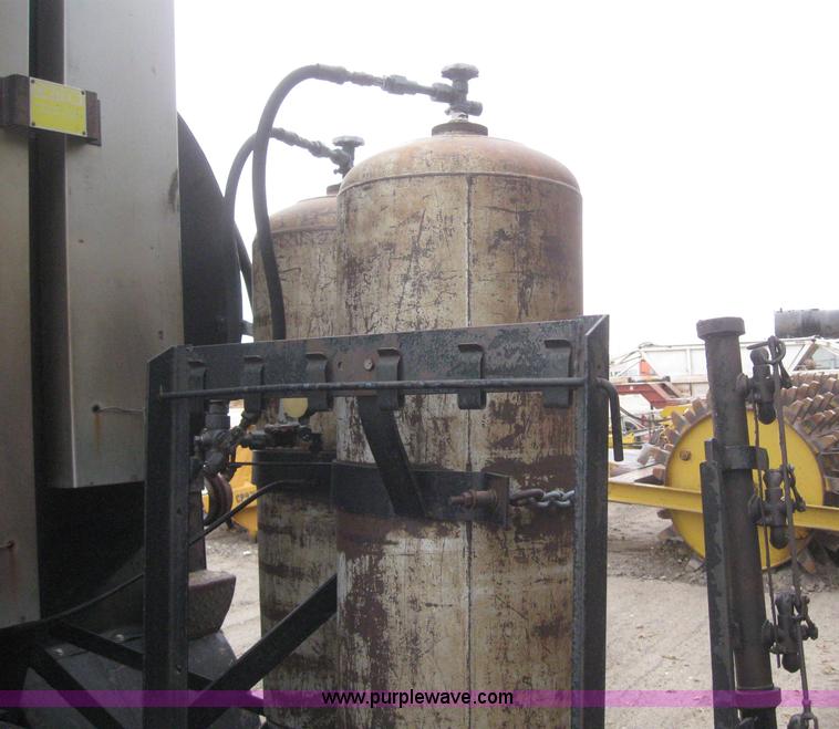 image for item 3093 1973 Ford F700 black topper truck