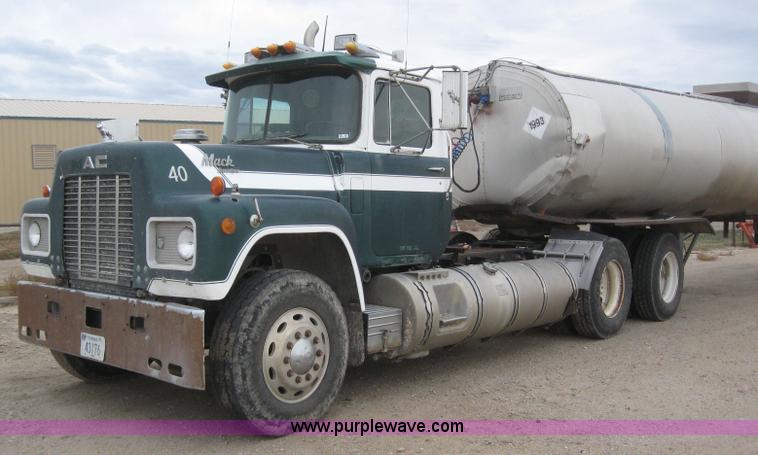 image for item 3098 1985 Mack R6869T semi truck