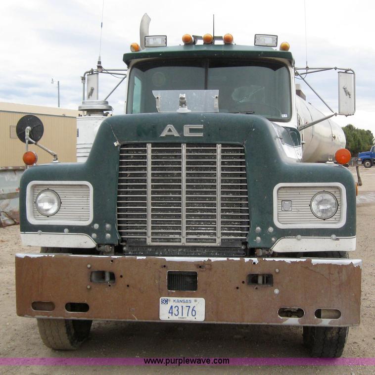 image for item 3098 1985 Mack R6869T semi truck