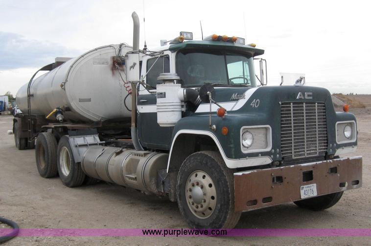 image for item 3098 1985 Mack R6869T semi truck
