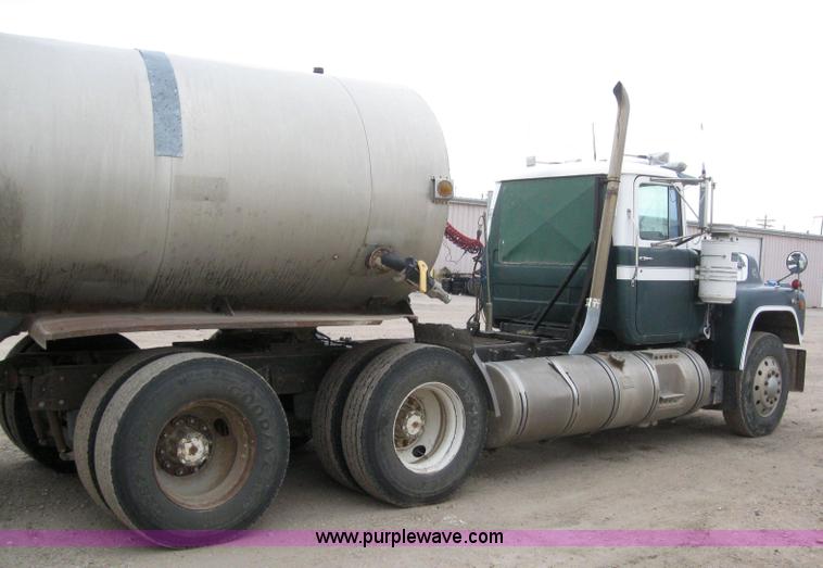 image for item 3098 1985 Mack R6869T semi truck