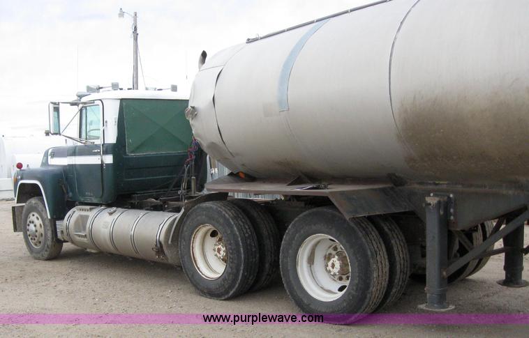 image for item 3098 1985 Mack R6869T semi truck