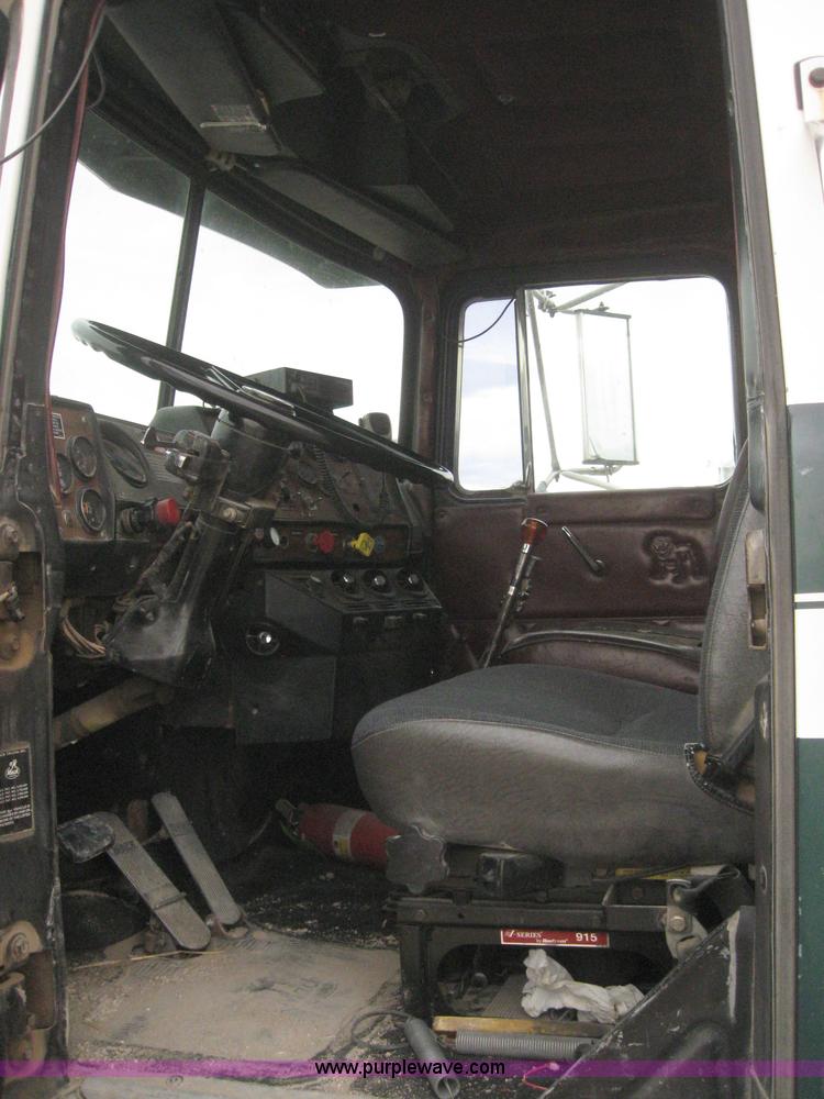 image for item 3098 1985 Mack R6869T semi truck