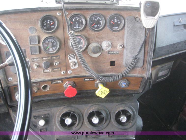 image for item 3098 1985 Mack R6869T semi truck