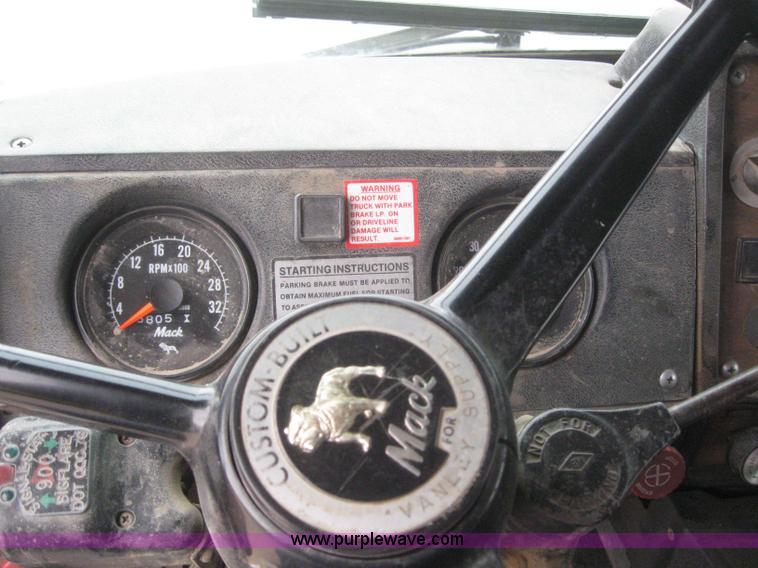 image for item 3098 1985 Mack R6869T semi truck