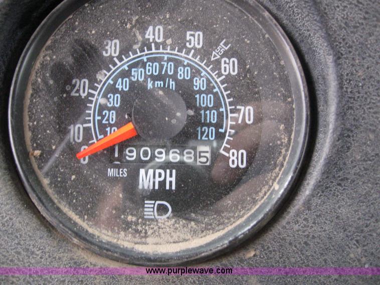 image for item 3098 1985 Mack R6869T semi truck