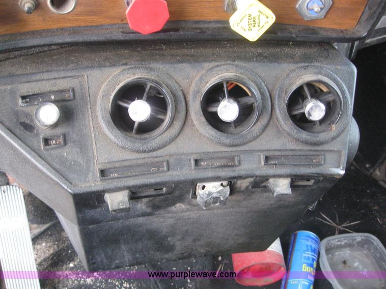 image for item 3098 1985 Mack R6869T semi truck