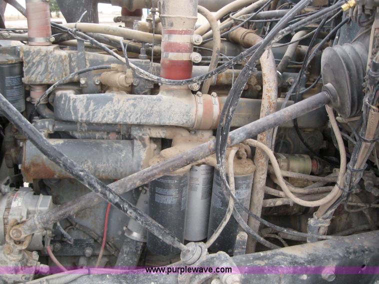 image for item 3098 1985 Mack R6869T semi truck