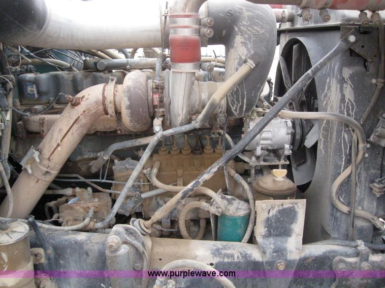 image for item 3098 1985 Mack R6869T semi truck