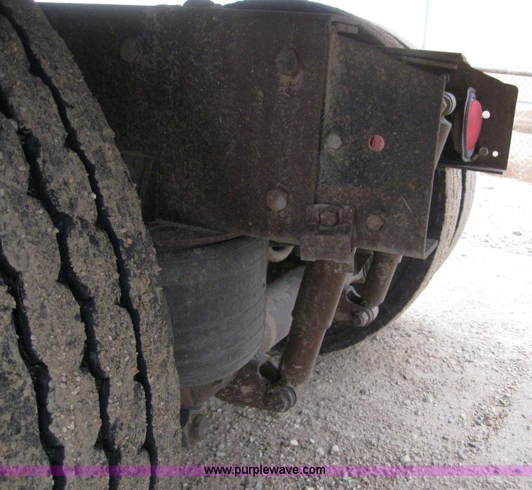 image for item 3098 1985 Mack R6869T semi truck