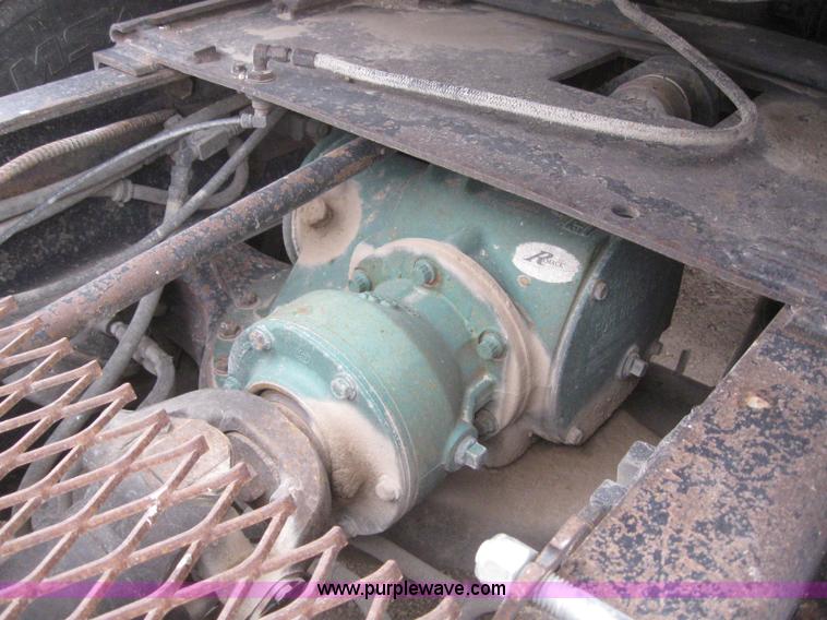 image for item 3098 1985 Mack R6869T semi truck