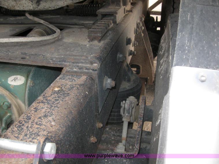 image for item 3098 1985 Mack R6869T semi truck