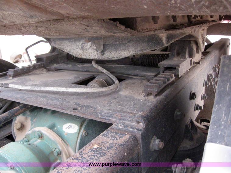 image for item 3098 1985 Mack R6869T semi truck